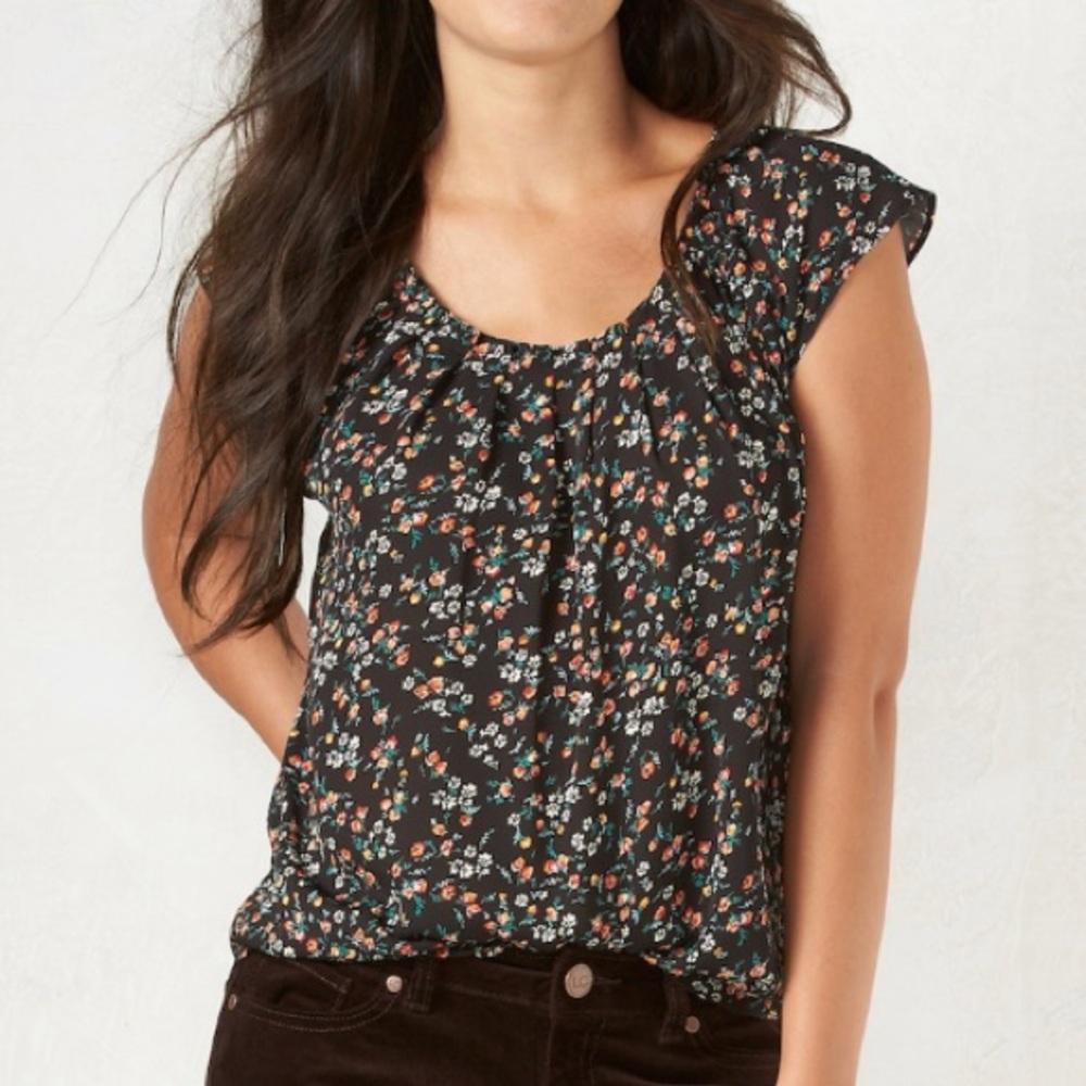 LC pleat neck top with toe neck